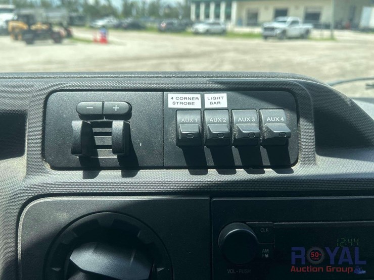 2013-ford-cargo-image-11