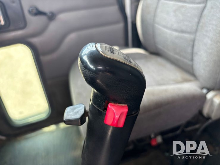 2005-peterbilt-385-image-38