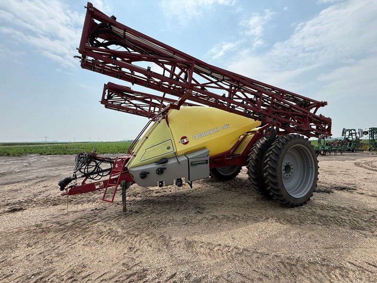 hadri-commander-4400-pull-type-sprayer,-132’-booms,-auto-height-control,-steerable-axle,-john-deere-image-1