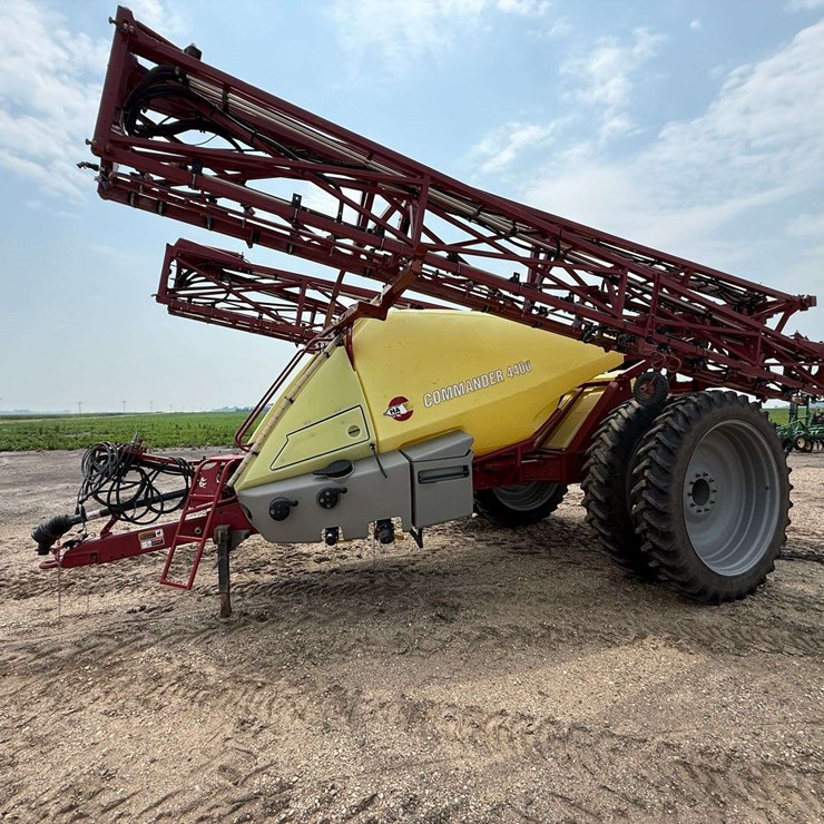 Hadri Commander 4400 Pull Type Sprayer, 132’ Booms, Auto Height Control, Steerable Axle, John Deere
