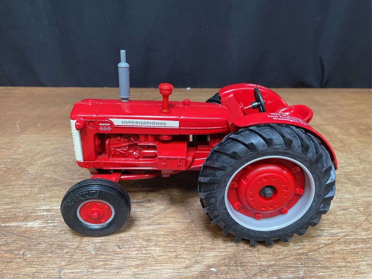1/16-ih-650-1995-wisconsin-nib-ertl-image-3
