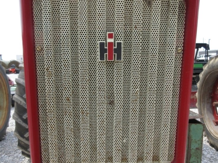 ih-farmall-504-tractor-image-13