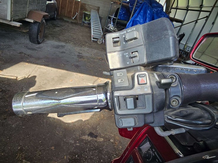 1996-honda-goldwing-gl1500se,-101,566-miles,-am/fm/tape,-air-ride,-new-front-and-rear-tires,-works-a-image-23