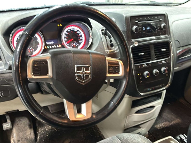 2012-dodge-grand-caravan-image-16