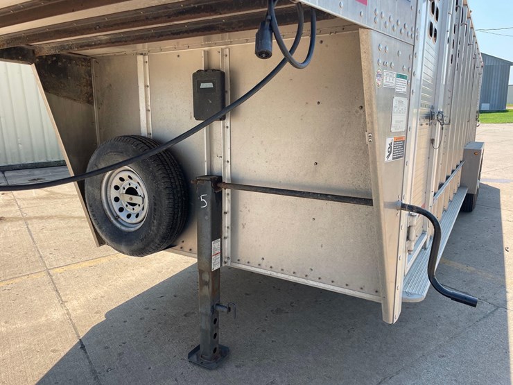2014-wilson-livestock-trailer-image-12
