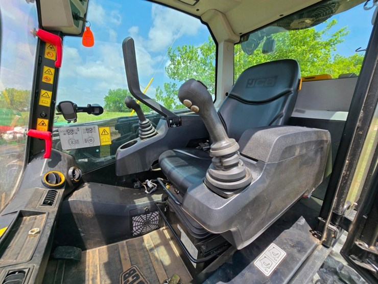 2022-jcb-3ts-8t-image-28