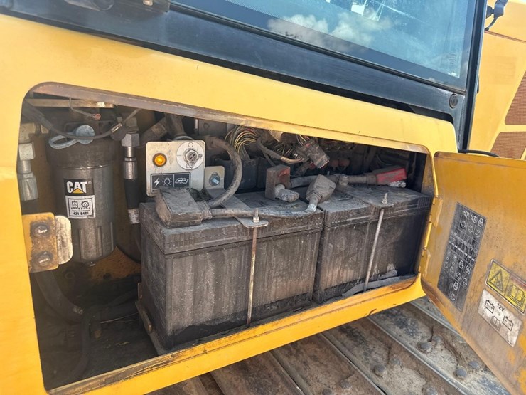2016-caterpillar-d5k2-lgp-image-24
