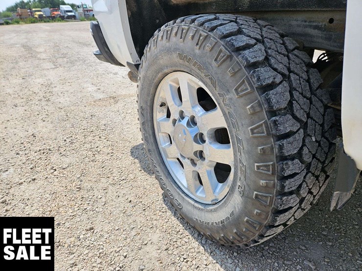 2015-chevrolet-silverado-3500hd-image-17