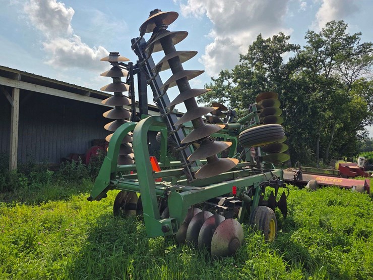 john-deere-335-image-13
