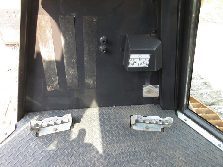 2017-case-1150m-image-15