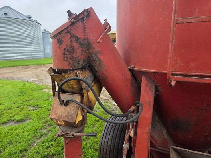 new-holland-355-image-21
