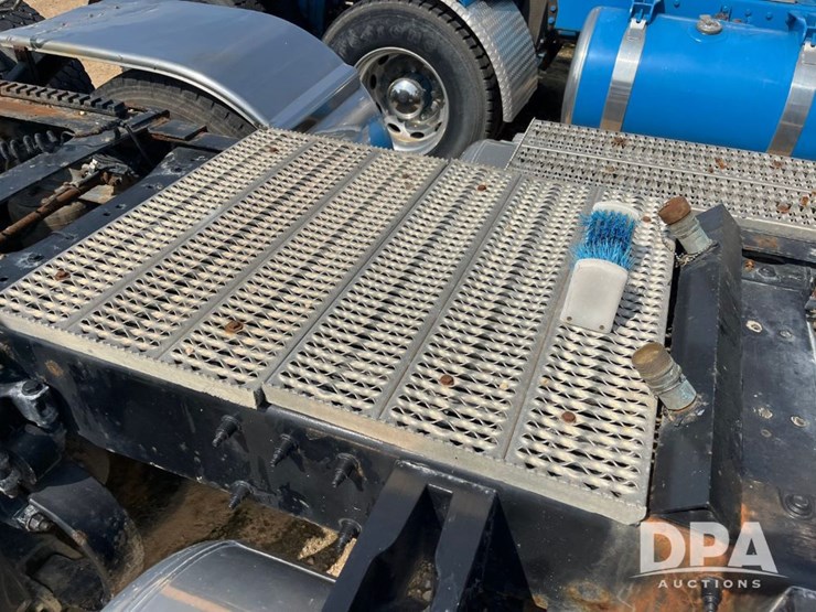 2008-peterbilt-384-image-30