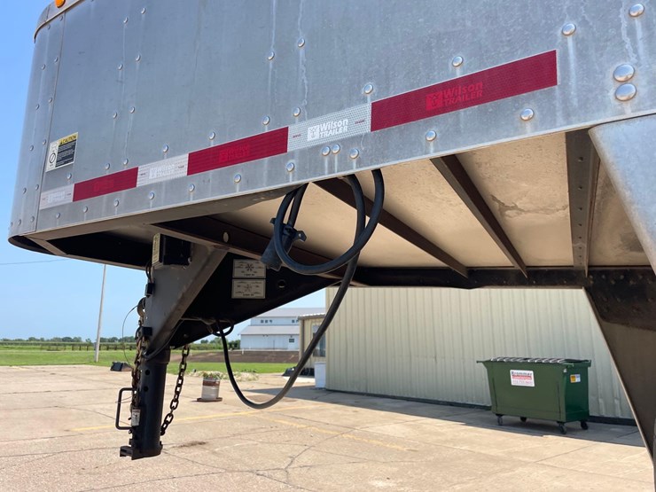 2014-wilson-livestock-trailer-image-40