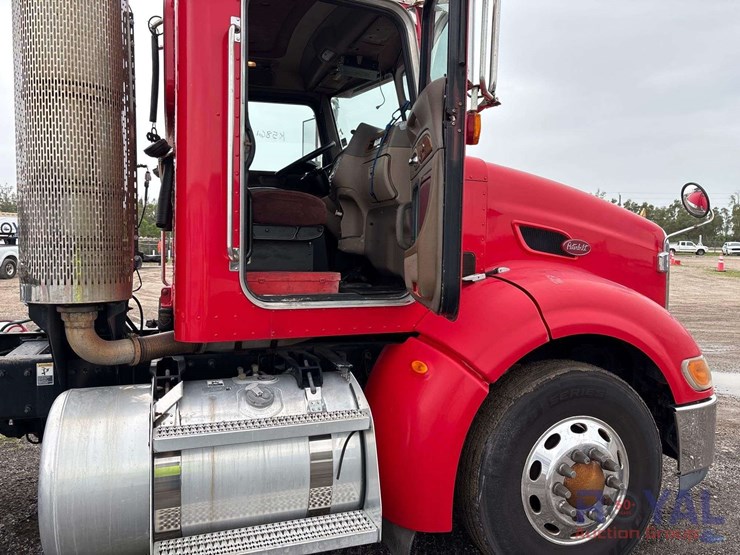 2009-peterbilt-384-image-26