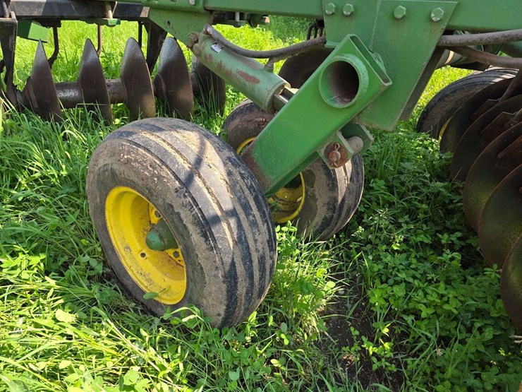 john-deere-335-image-11