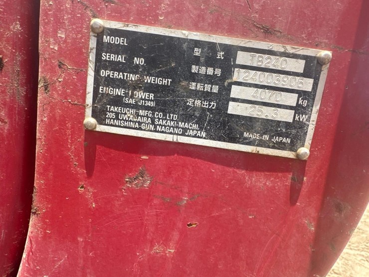 2018-takeuchi-tb240-image-15