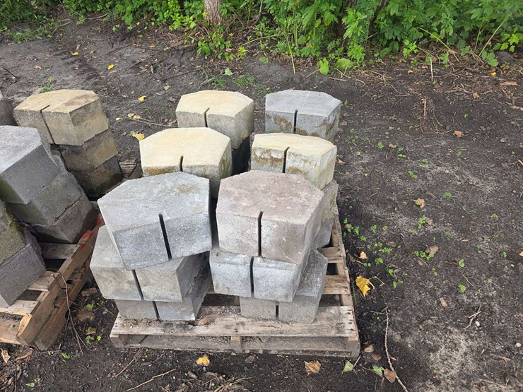approx-81-landscaping-blocks-image-2