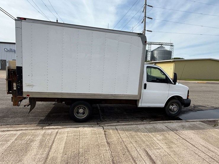 2009-chevrolet-express-3500-image-9