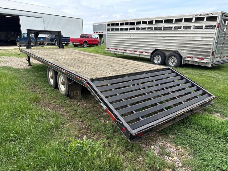 1994-dct-dressen-8ft-x-26ft-gooseneck-flatbed-trailer-image-4