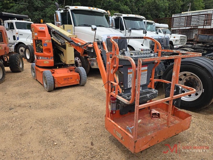 2012-jlg-e300ajp-image-2