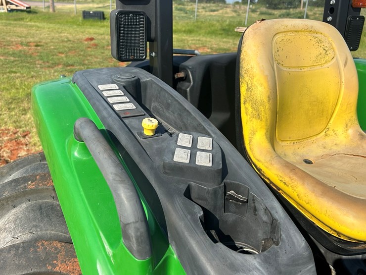 2019-john-deere-4044m-image-15