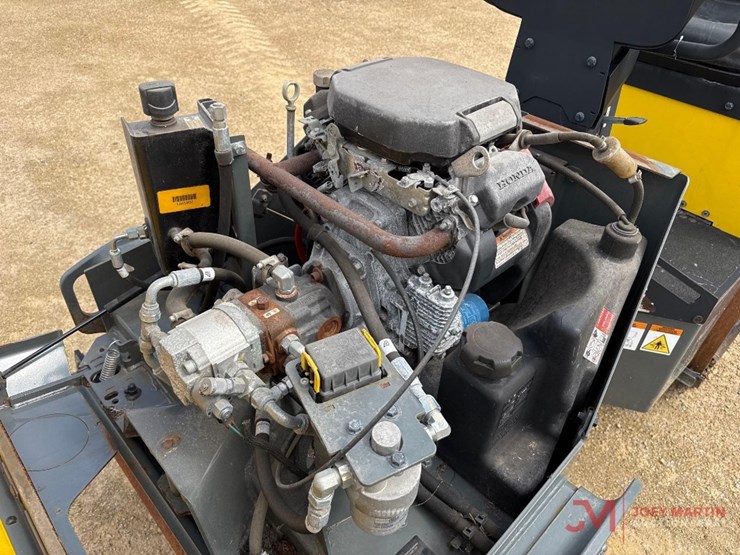 2021-wacker-rd12-double-drum-roller-image-12
