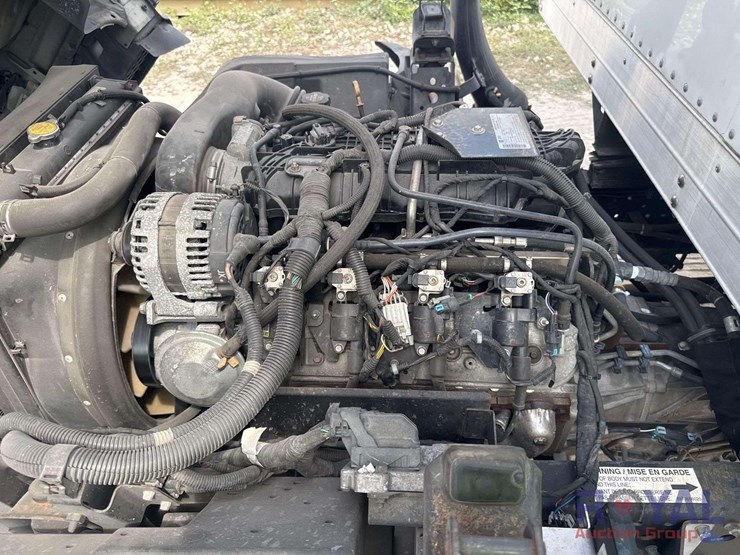 2016-isuzu-npr-image-9