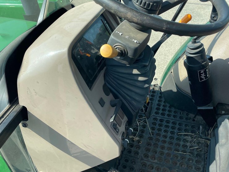 2015-john-deere-6115d-image-37
