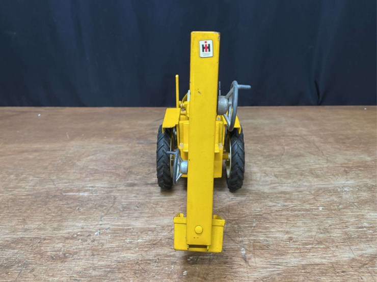 1/16-ih-3444-backhoe-ertl-image-4