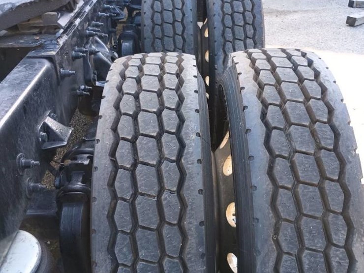 2020-peterbilt-567-image-5