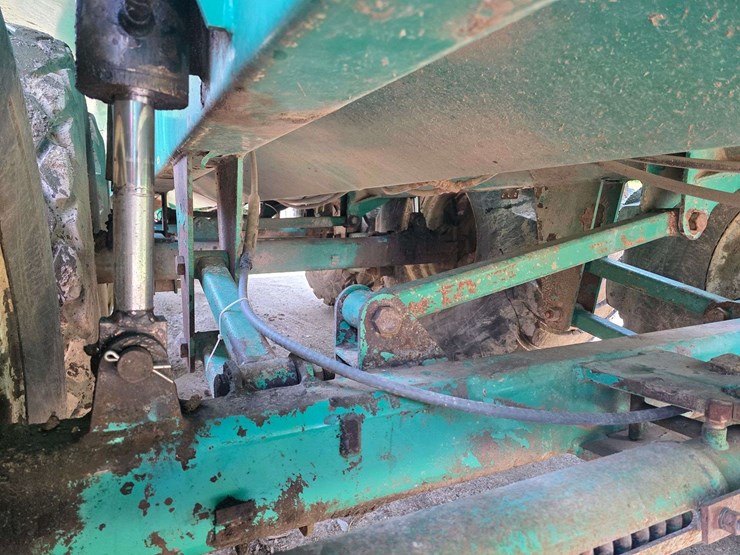 houle-7300-gallon-manure-tank,-3-axle,-front-and-back-axles-steer,-725/65-26-tires,-was-used-in-spri-image-16