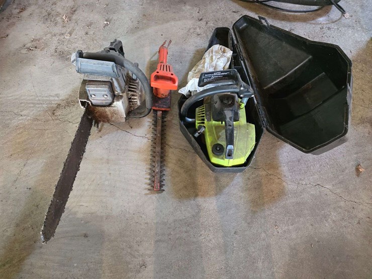 (2)-chainsaws-and-hedge-trimmer,-unknown-working-condition,-buying-all-for-one-money-image-1