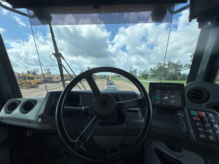 2021-deere-410e-image-24