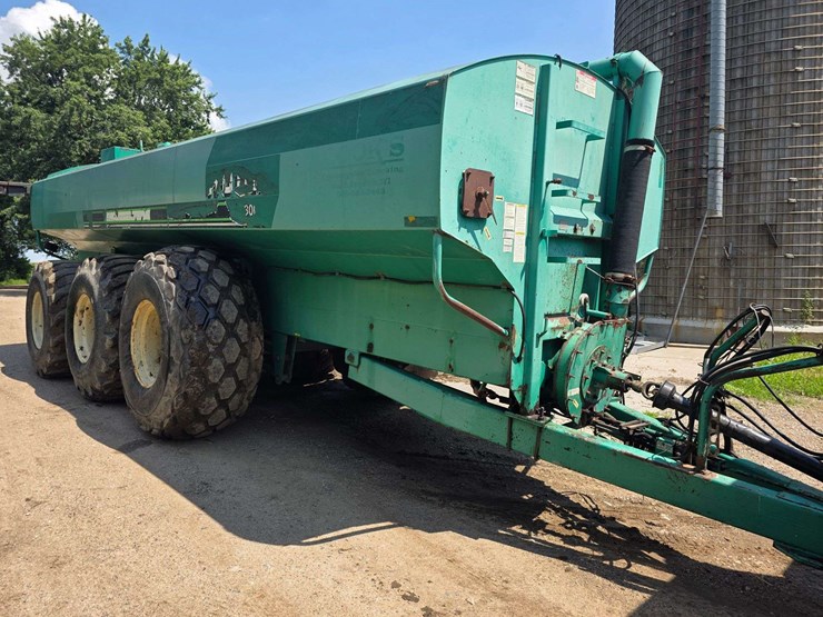 houle-7300-gallon-manure-tank,-3-axle,-front-and-back-axles-steer,-725/65-26-tires,-was-used-in-spri-image-2