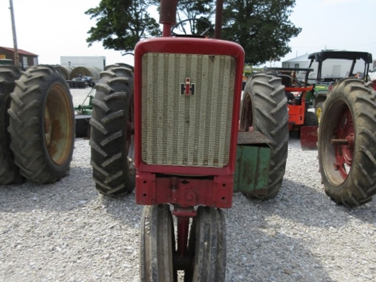 ih-farmall-504-tractor-image-4