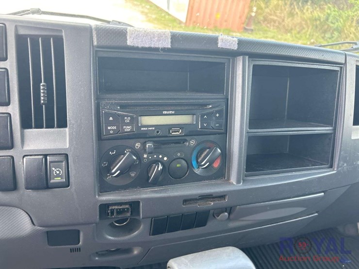 2016-isuzu-npr-image-15