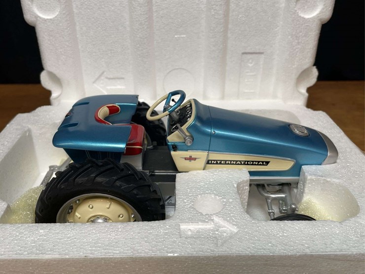 1/16-ih-ht-340-turbine-tractor-nib-sc-image-5