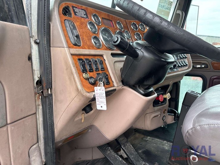 2009-peterbilt-384-image-12