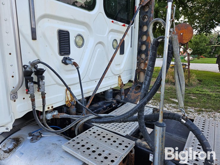2012-freightliner-cascadia-125-image-11