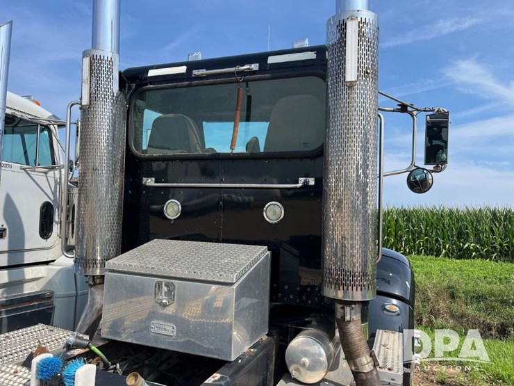 2008-peterbilt-384-image-28