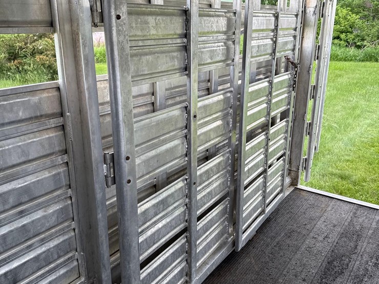 2012-featherlite-7ft-x-24ft-aluminum-gooseneck-livestock-trailer-image-30