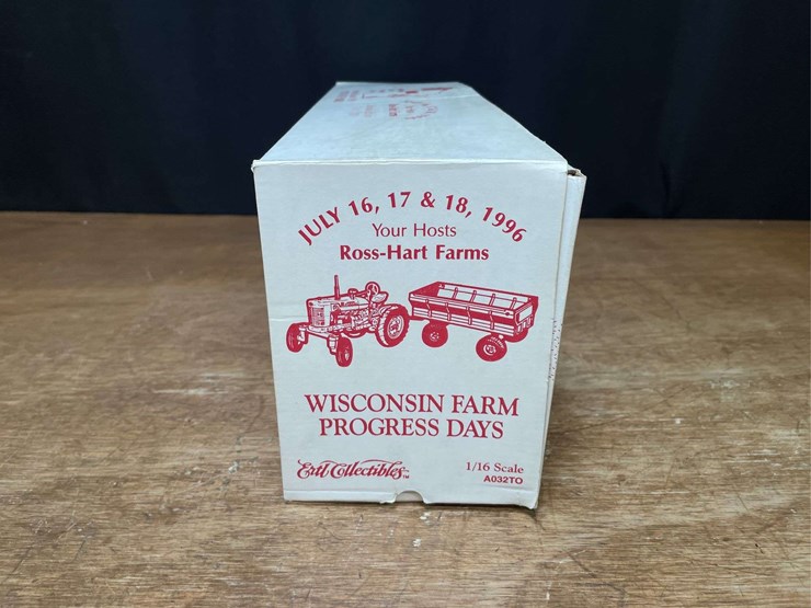1/16-farmall-super-m-ta-+-wagon-1996-wisconsin-nib-ertl-image-15