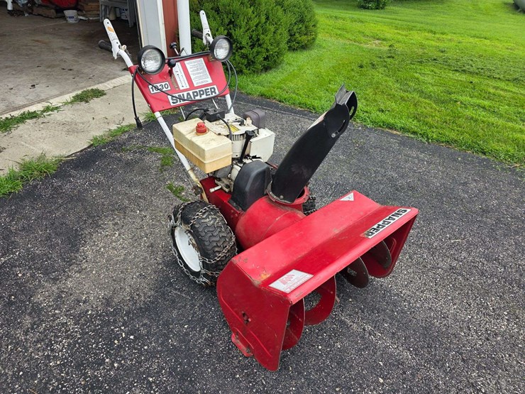 snapper-1030-walk-behind-snow-blower,-self-propelled,-electric-start,-tecumseh-cast-iron-engine,-lig-image-2