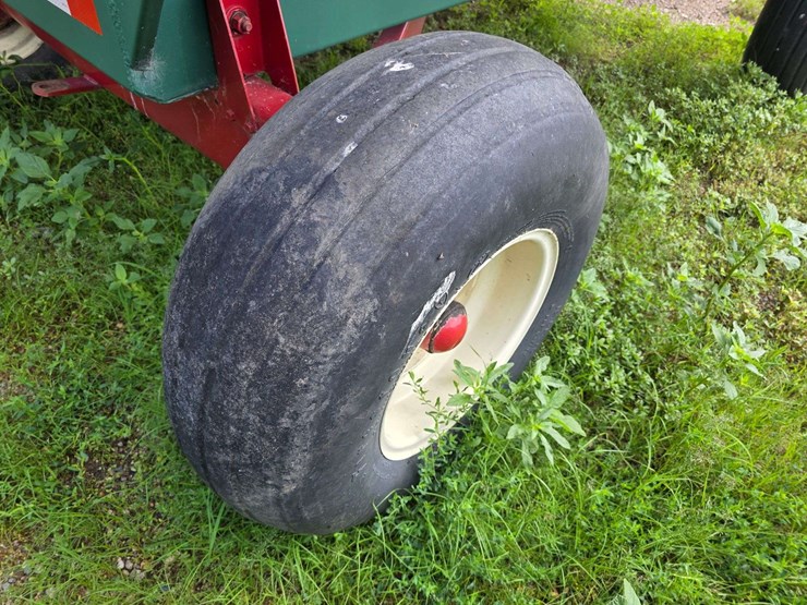 dakon-gravity-box-on-dakon-model-1212-running-gear,-extendable-hitch,-12.5-15-tires-on-8-bolt-rims,-image-18