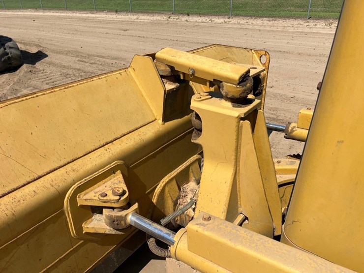 2004-caterpillar-d3g-xl-image-26