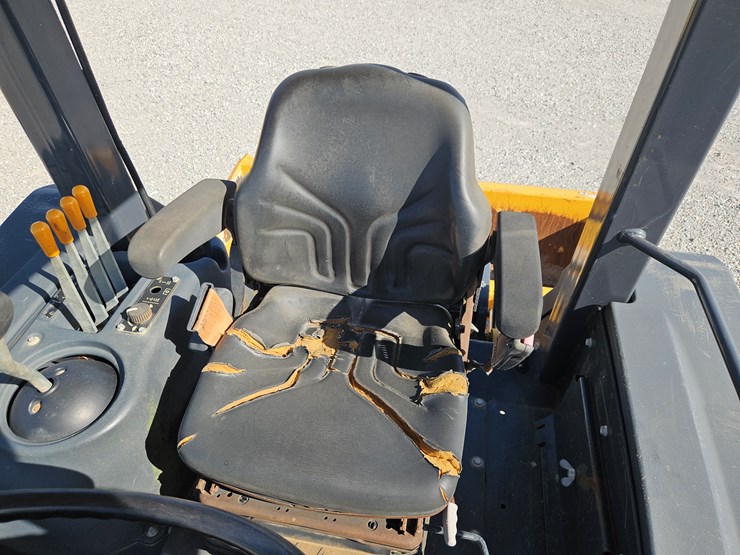 2018-deere-210l-image-10