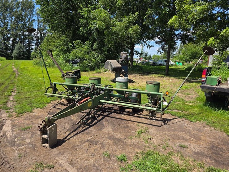 john-deere-4-row-planter,-hydraulic-lift-with-newer-hoses,-worked-when-last-used-2-years-ago,-model:-image-13