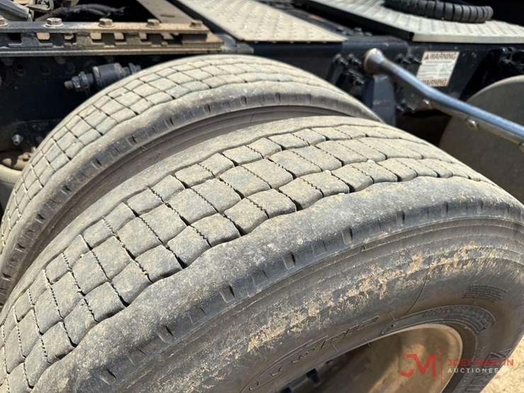 2020-freightliner-day-cab-truck-tractor-image-13