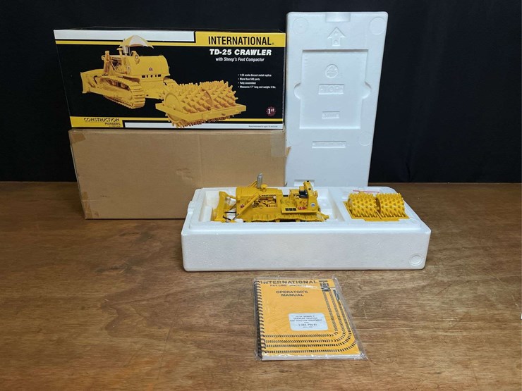 1/25-ih-td25-crawler-w/sheep's-foot-nib-1st-gear-image-1