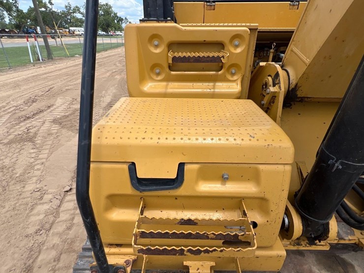 2015-caterpillar-326fl-image-18